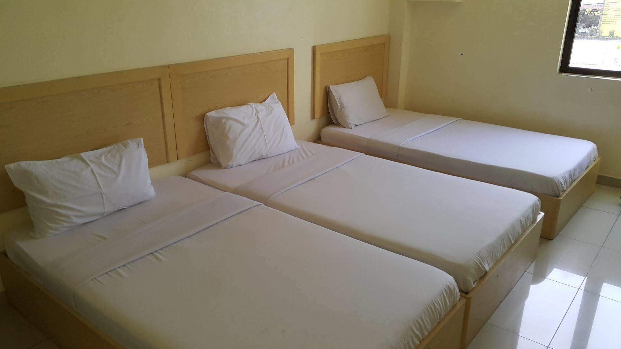 Oyo 301 River Inn Hotel Butterworth Exterior foto